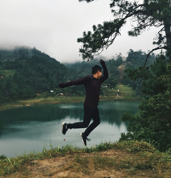 Comment créer un itinéraire de camping qui inclut des activités d'escalade pour débutants?